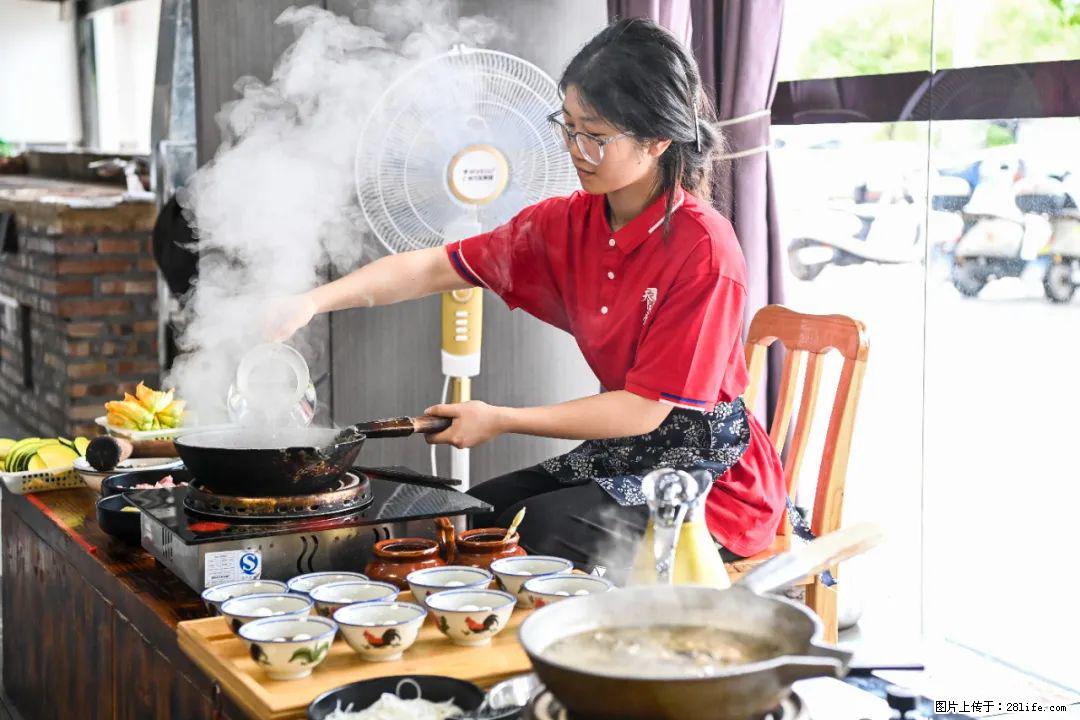 全网追的“扁担女孩”，找了一份暑假工，时薪12元 - 安庆生活资讯 - 安庆28生活网 anqing.28life.com